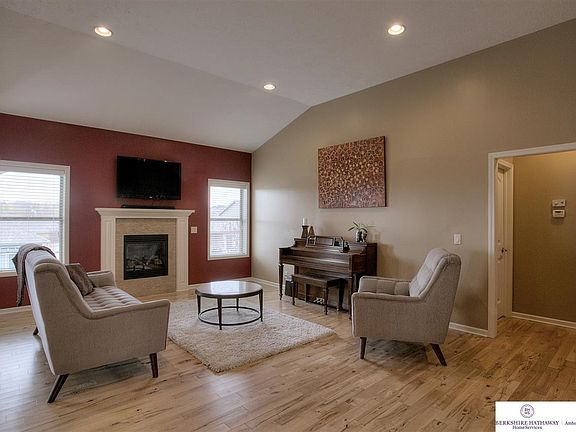 5th image of 913 S 184th St