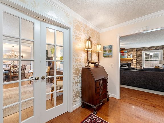 2nd image of 102 Rustic Ln