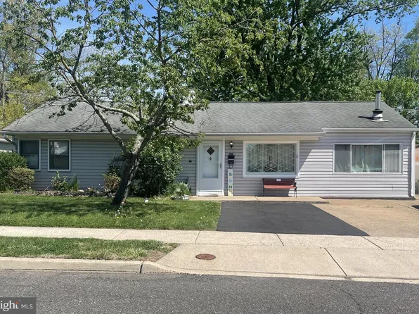 516 Parkway Dr, Fairless Hills, PA 19030