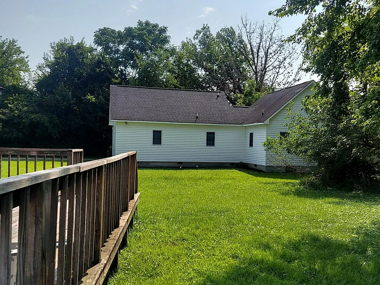 102 Byrd St — Photo 6