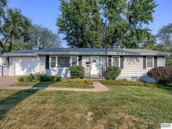 1202 Hillcrest Dr, Bellevue, NE 68005