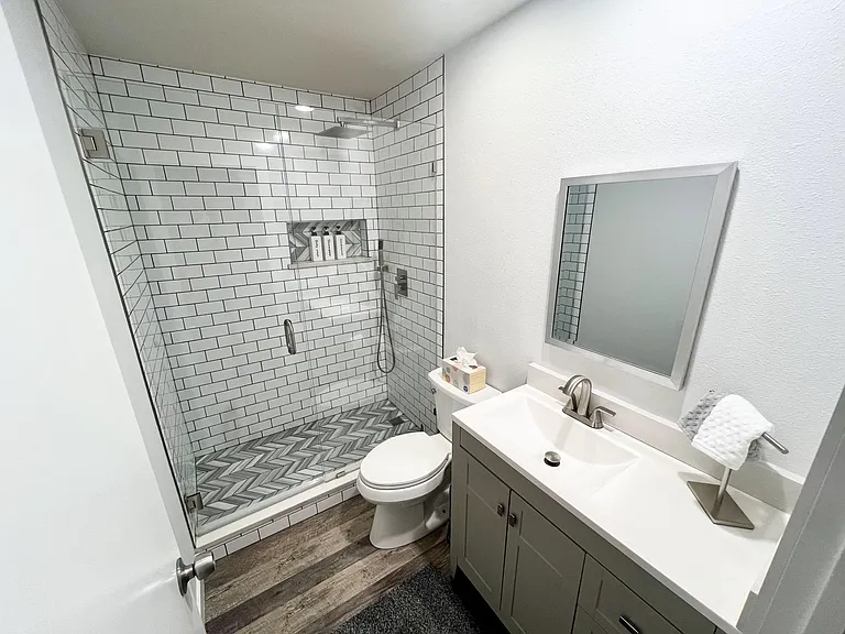 Bathroom 1 (1st floor)