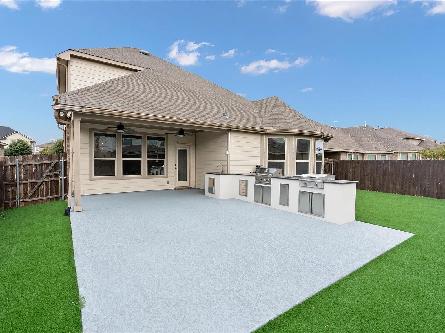 5 bed, 3.0 bath, 3718 sqft, $3,295 — Photo 4