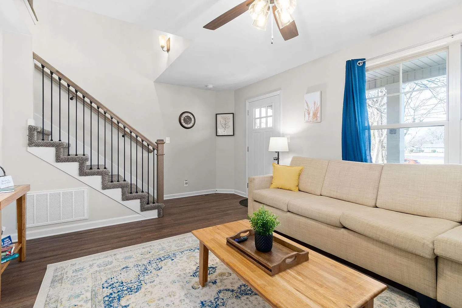 3 bed, 2.0 bath, 1377 sqft, $2,237 — Photo 4
