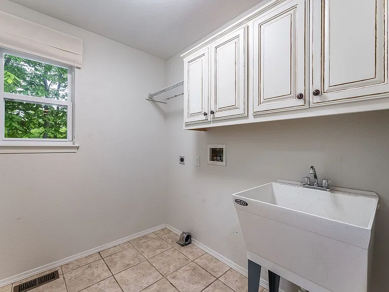32 Latshaw Dr — Photo 26