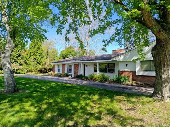 4044 Country Club Dr, Bloomfield Hills, MI 48301