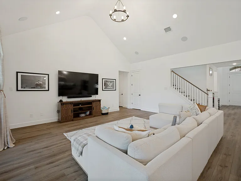 724 Danbury St — Photo 10