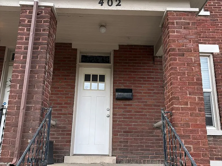 390 E Whittier St — Photo 2
