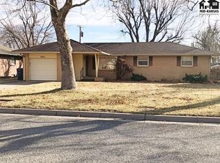 2712 N Bel Aire Rd, Hutchinson, KS 67502