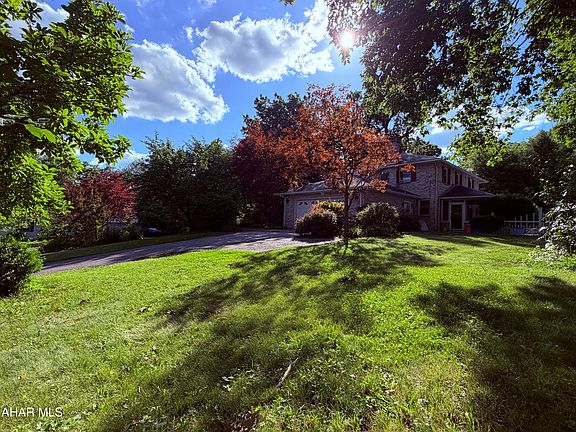3rd image of 708 Beaumont Dr