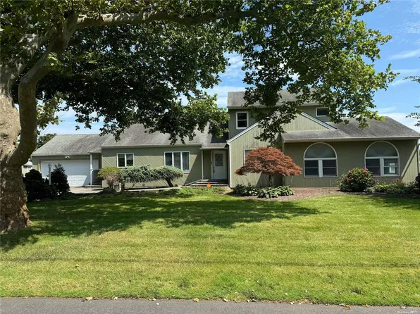37 E Davison Lane, West Islip, NY 11795