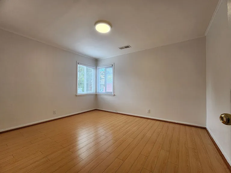 Check out this cozy 2-bedroom, 1-bathroom apartment located in the heart of Mountain View! — Photo 6