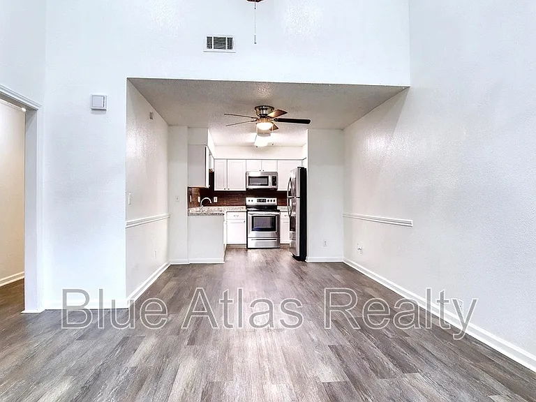 916 Hilltop Dr #C — Photo 2