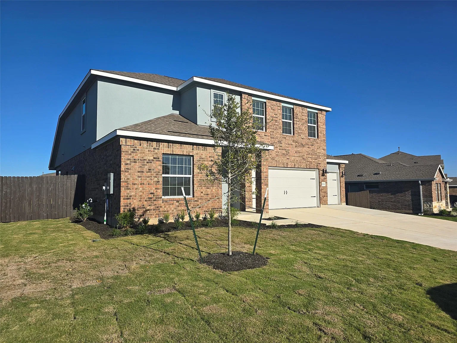 4 bed, 2.5 bath, 2533 sqft, $2,395 — Photo 2