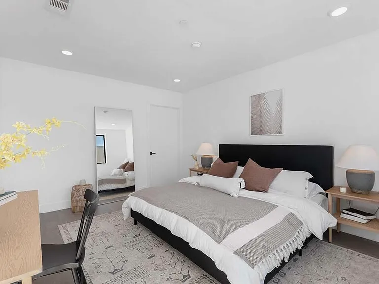 3226 W Robinson Ln — Photo 7