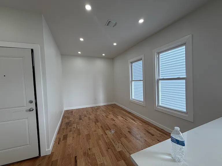 183 Woodside Ave #2R — Photo 3