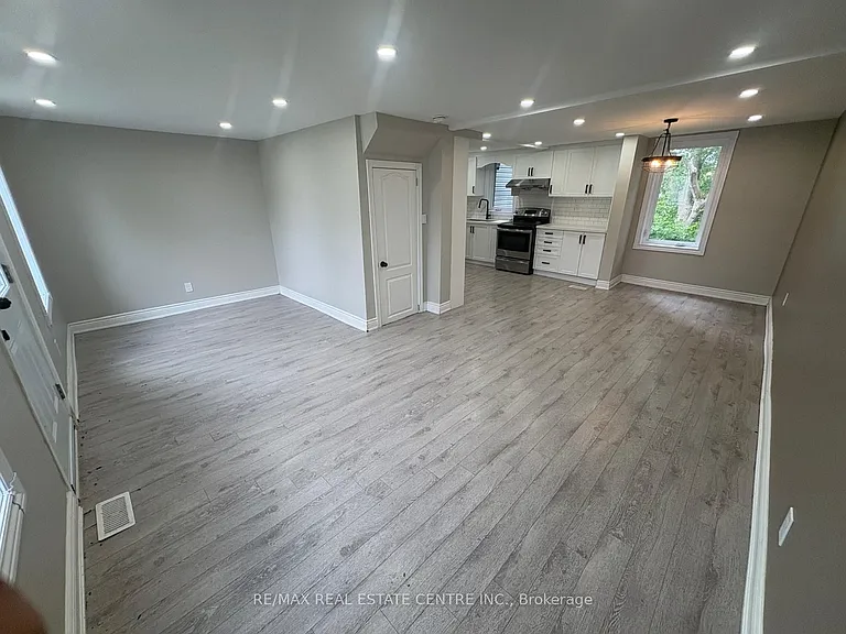 123 Charles St E — Photo 14