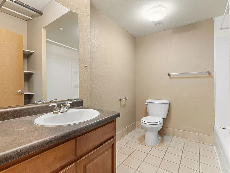 E Street Flats - Student Housing — Photo 45