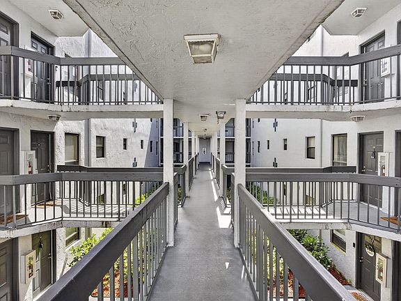 3rd image of 1900 N CONGRESS Avenue #201