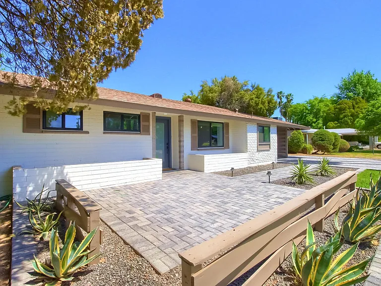 1402 W Berridge Ln — Photo 2