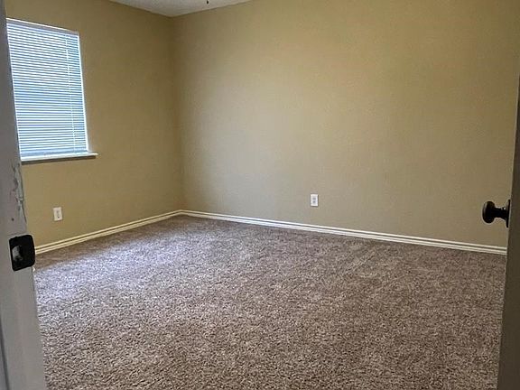 4th image of 3802 Noble Dr