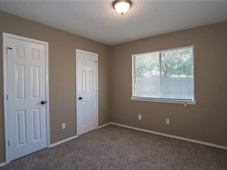 1512 Manitoba Ln — Photo 8