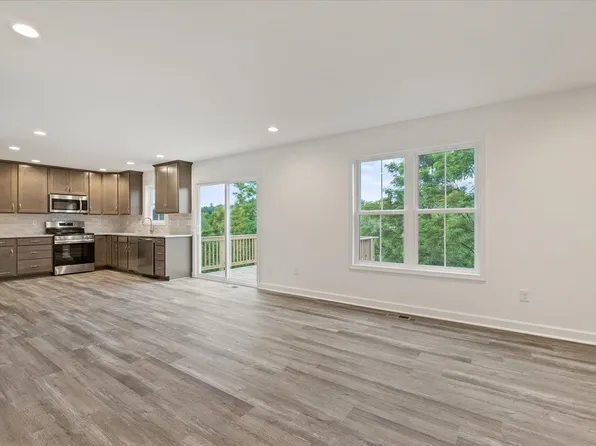 8 Middlebrook Ave, Staunton, VA 24401