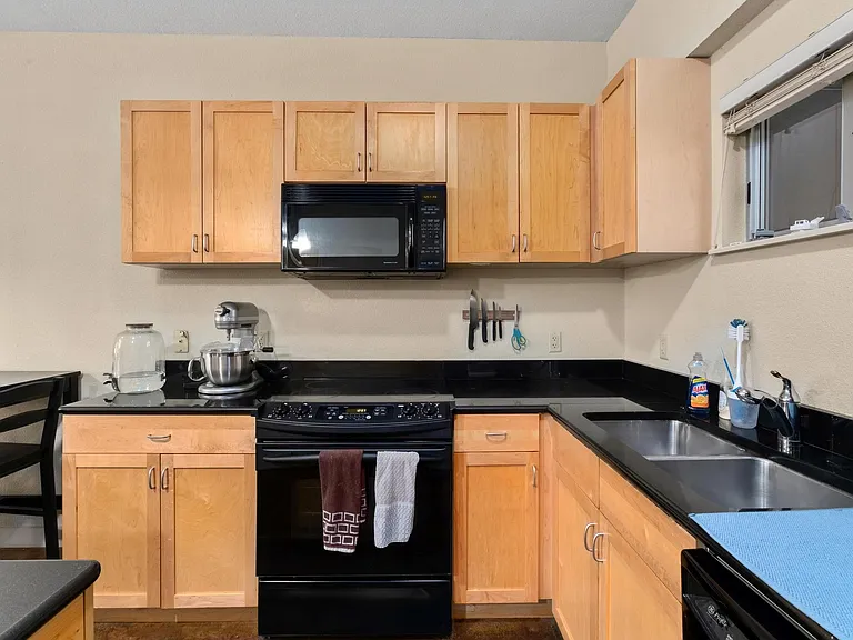 711 W 26th St #508 — Photo 19