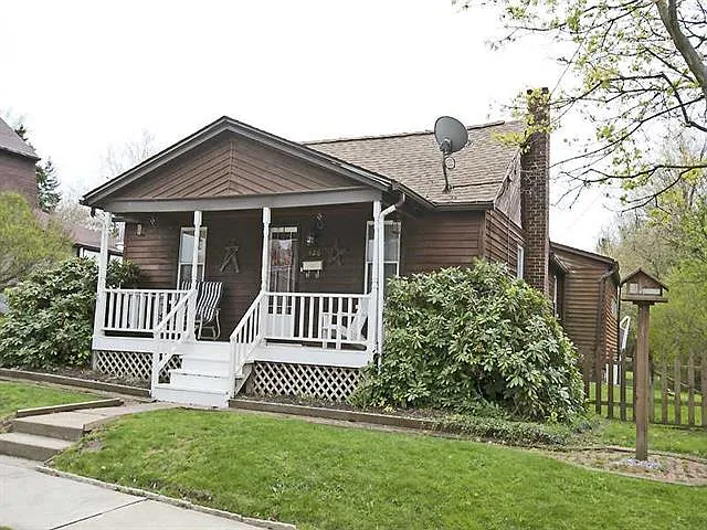 426 Center St photo 1