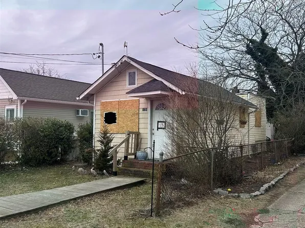878 S 5th Street, Lindenhurst, NY 11757
