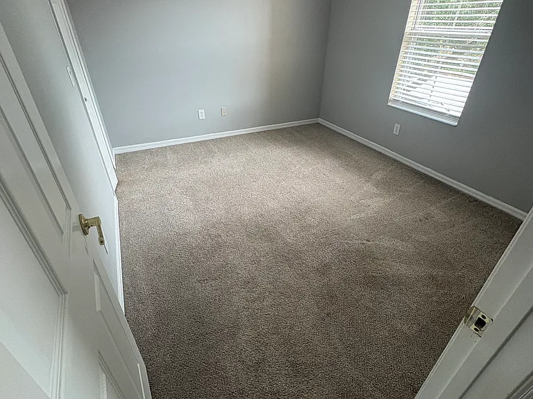 1210 Retreat View Cir — Photo 3