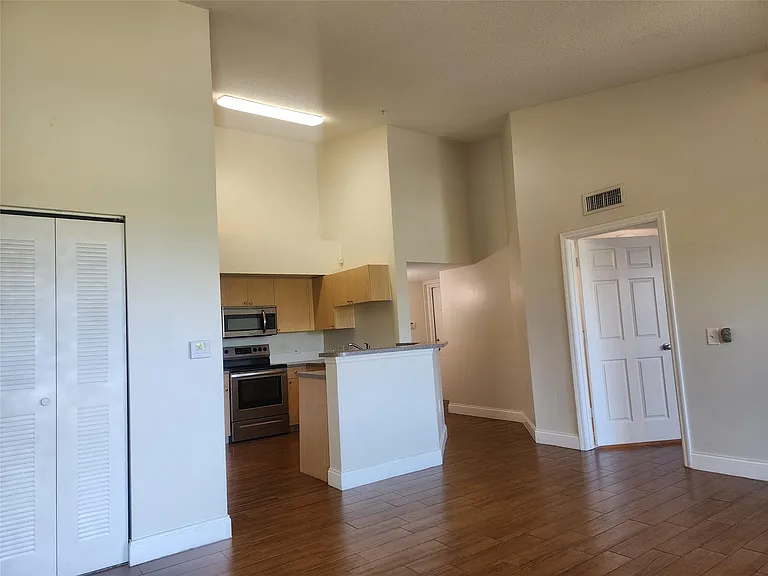 317 Villa Cir #317 — Photo 8