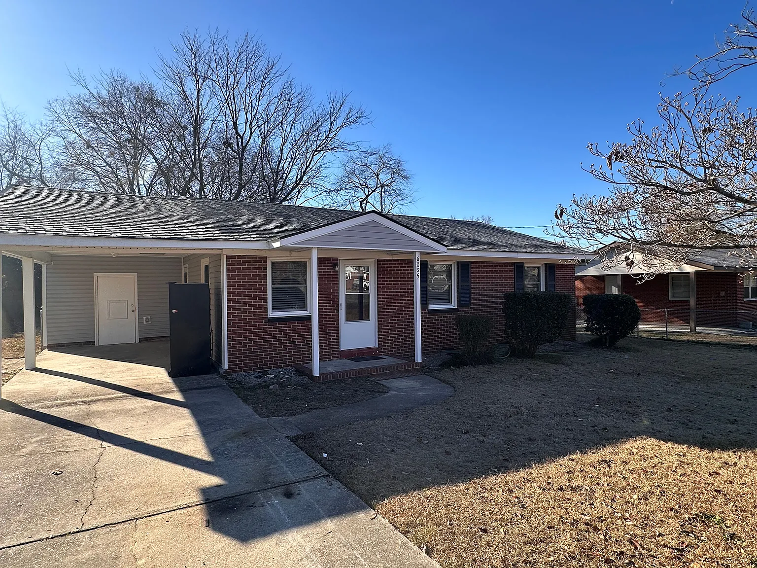 3 bed, 1.0 bath, 1044 sqft, $1,595 — Photo 1