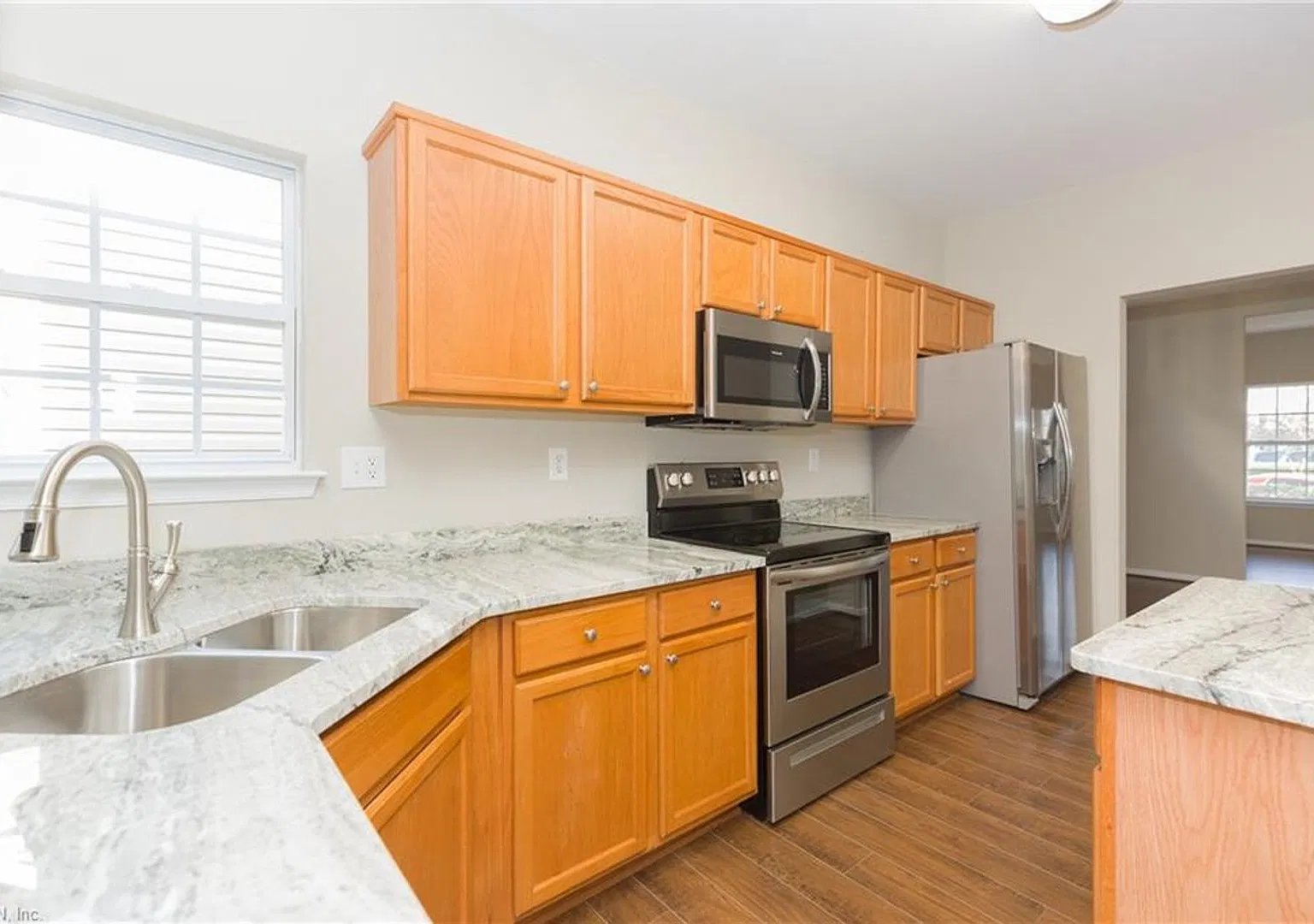 Beautiful 4 Bedroom In Sought After River Breeze, Chesapeake! — Photo 4