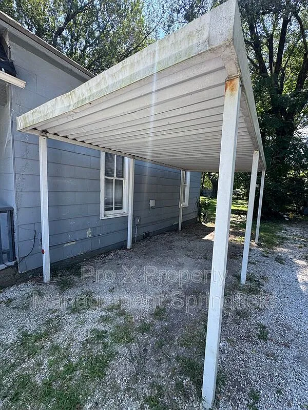 3 bed, 1.0 bath, $1,015 — Photo 2
