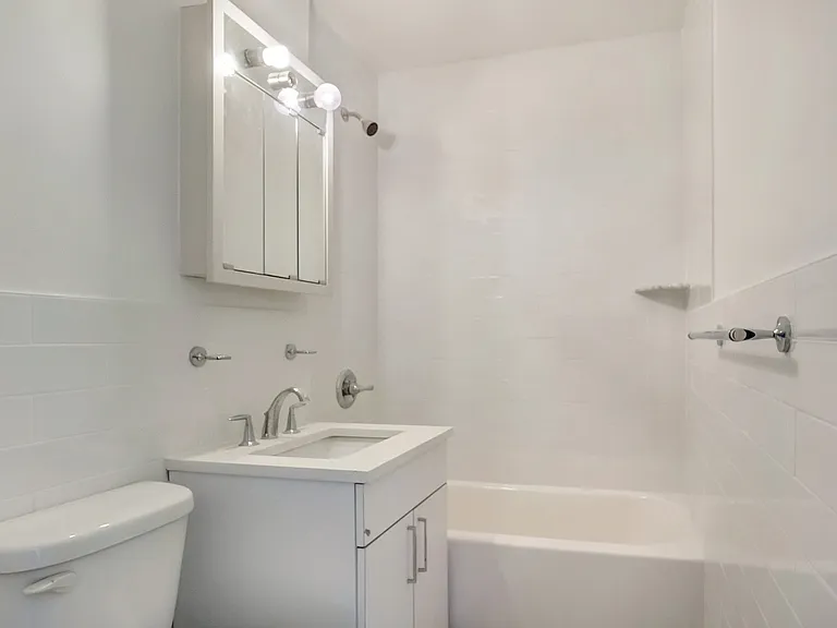 235 W 22nd St #6S — Photo 4