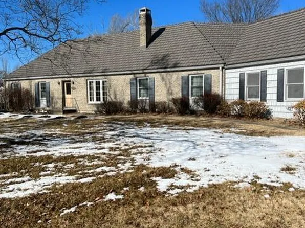 810 Meadowbrook Rd E, Iola, KS 66749