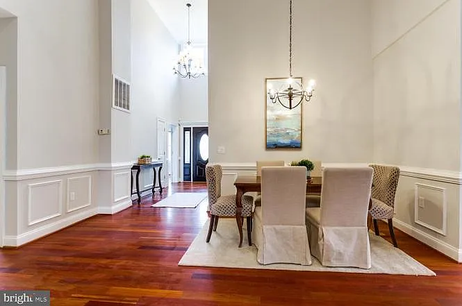 6 bed, 4919 sqft, $5,300 — Photo 3