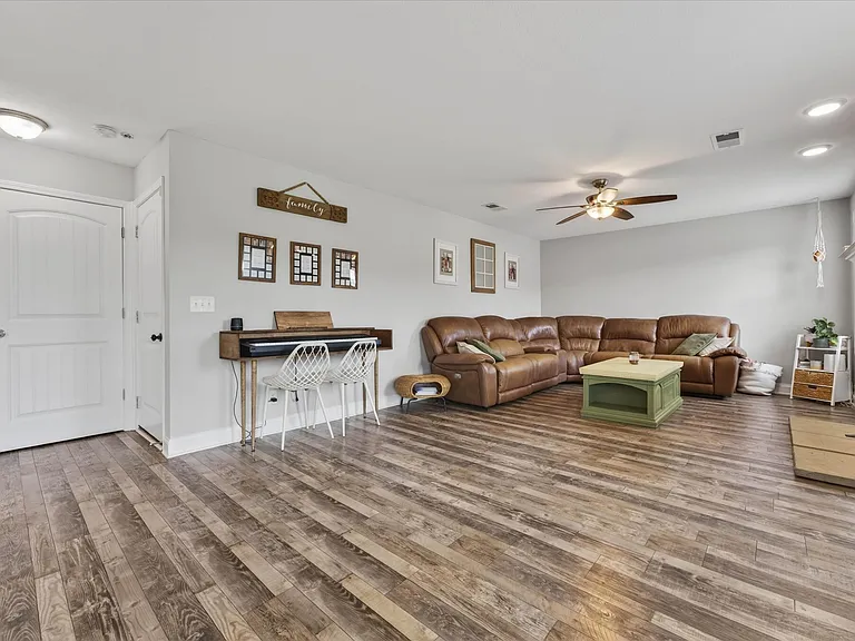 1200 Eagles Nest Ln — Photo 7