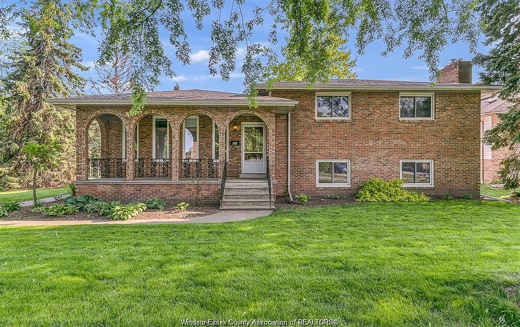 4 bed, $2,950 — Photo 1