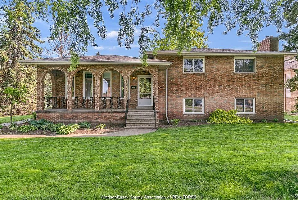 490 Kenwood Blvd