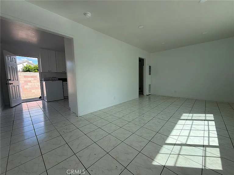 11937 Elliott Ave — Photo 10