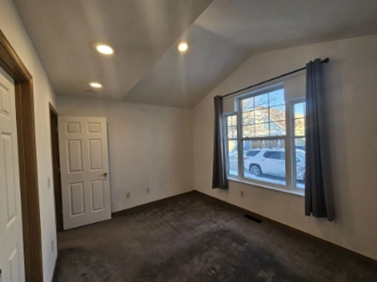 Charming 2 Bedroom Home with Fenced Yard Dog Friendly! — Photo 4