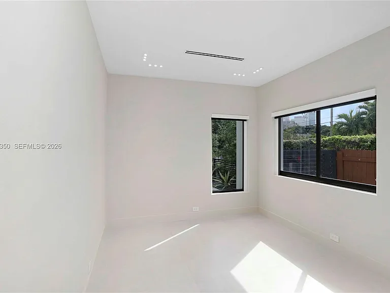 330 SW 19th Rd — Photo 26