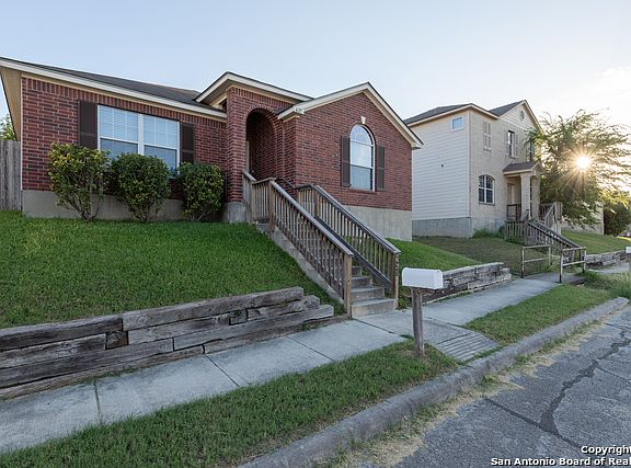 3rd image of 621 Meadow Arbor Ln
