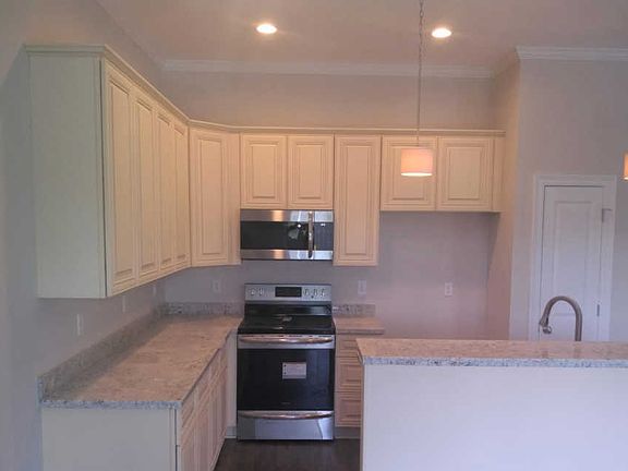 4th image of 51 Oak Alley Ln