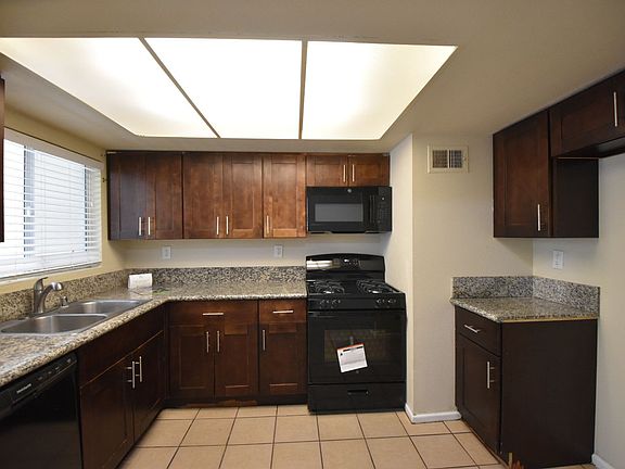 4th image of 43233 Crestwood Ct