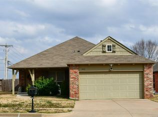 1015 N Sycamore Pl, Jenks, OK 74037