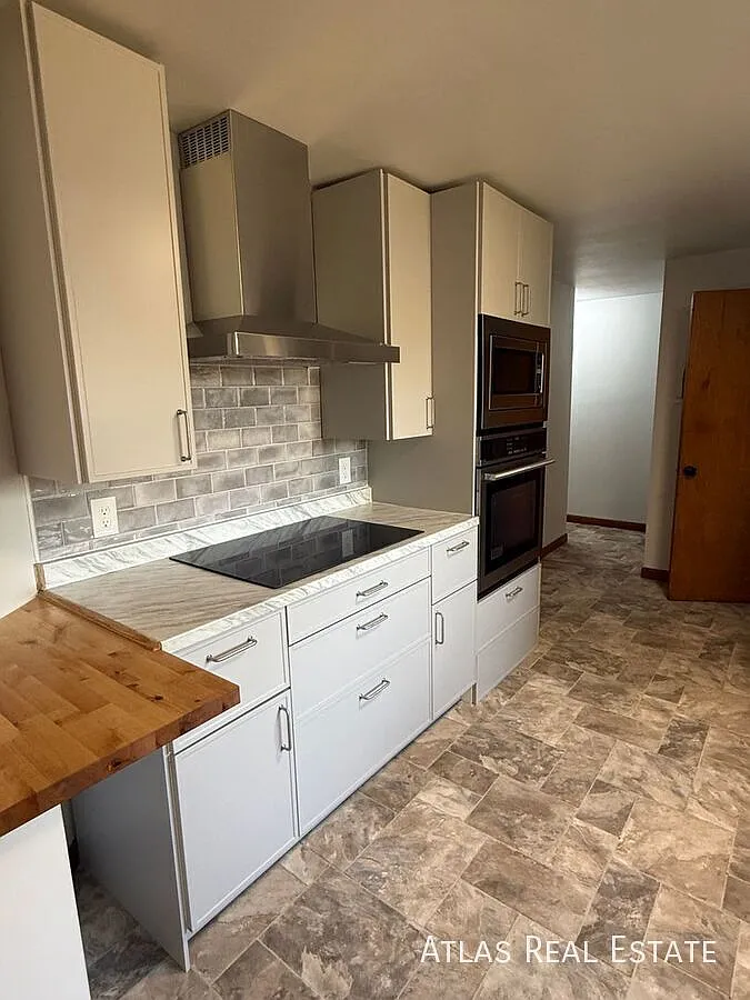 Spacious 3 Bed / 2 Bath Home in Prime Lakewood Location 3,300 Sq Ft! New kitchen, Attached Garage! — Photo 3