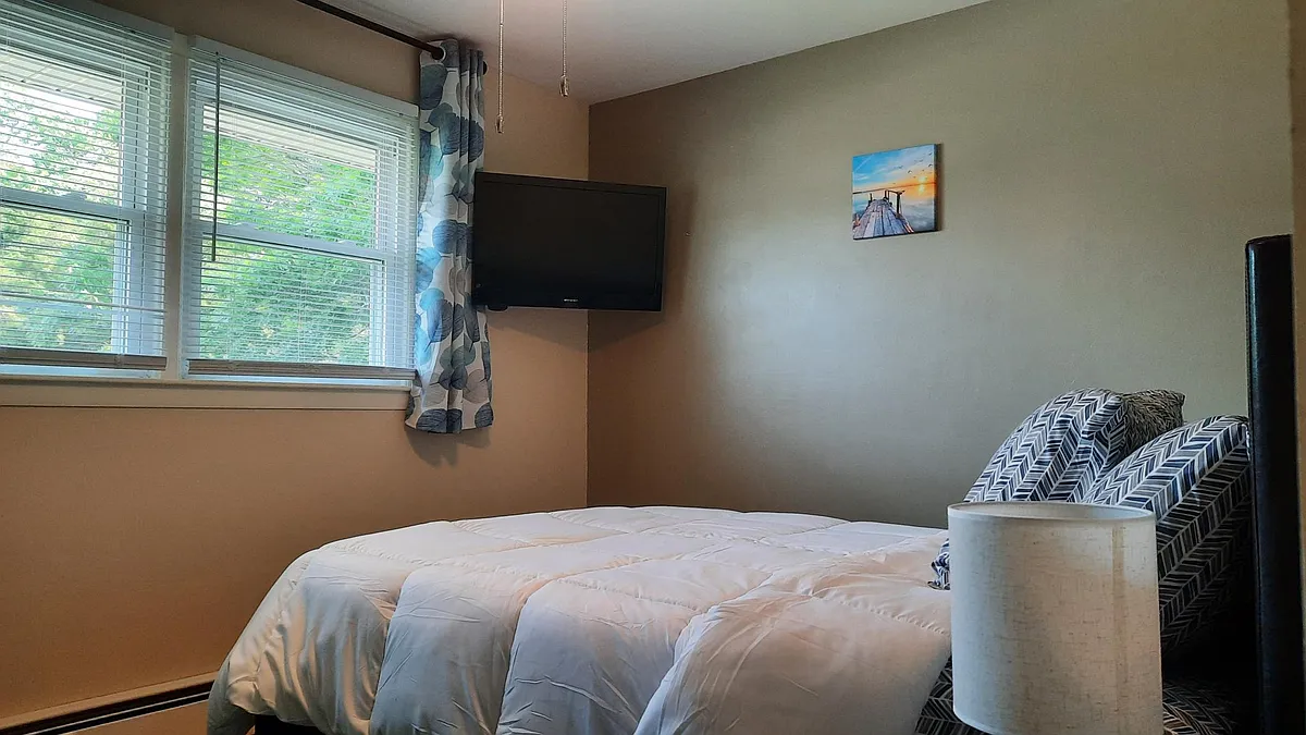 full bed - 5 Bellaire St